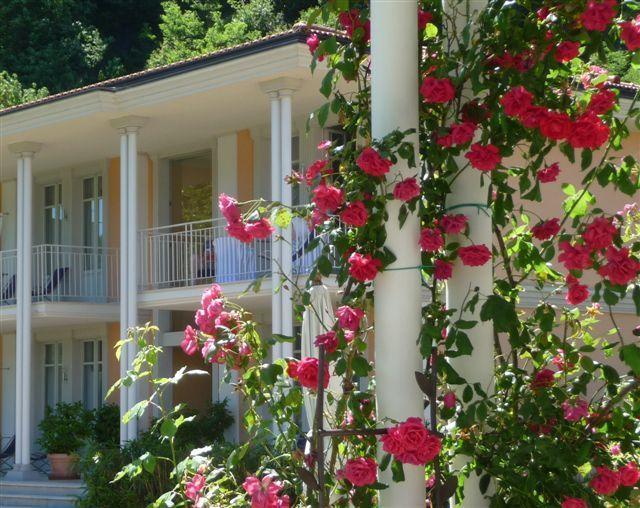 Residence Ville Lago Lugano Porto Ceresio Bagian luar foto