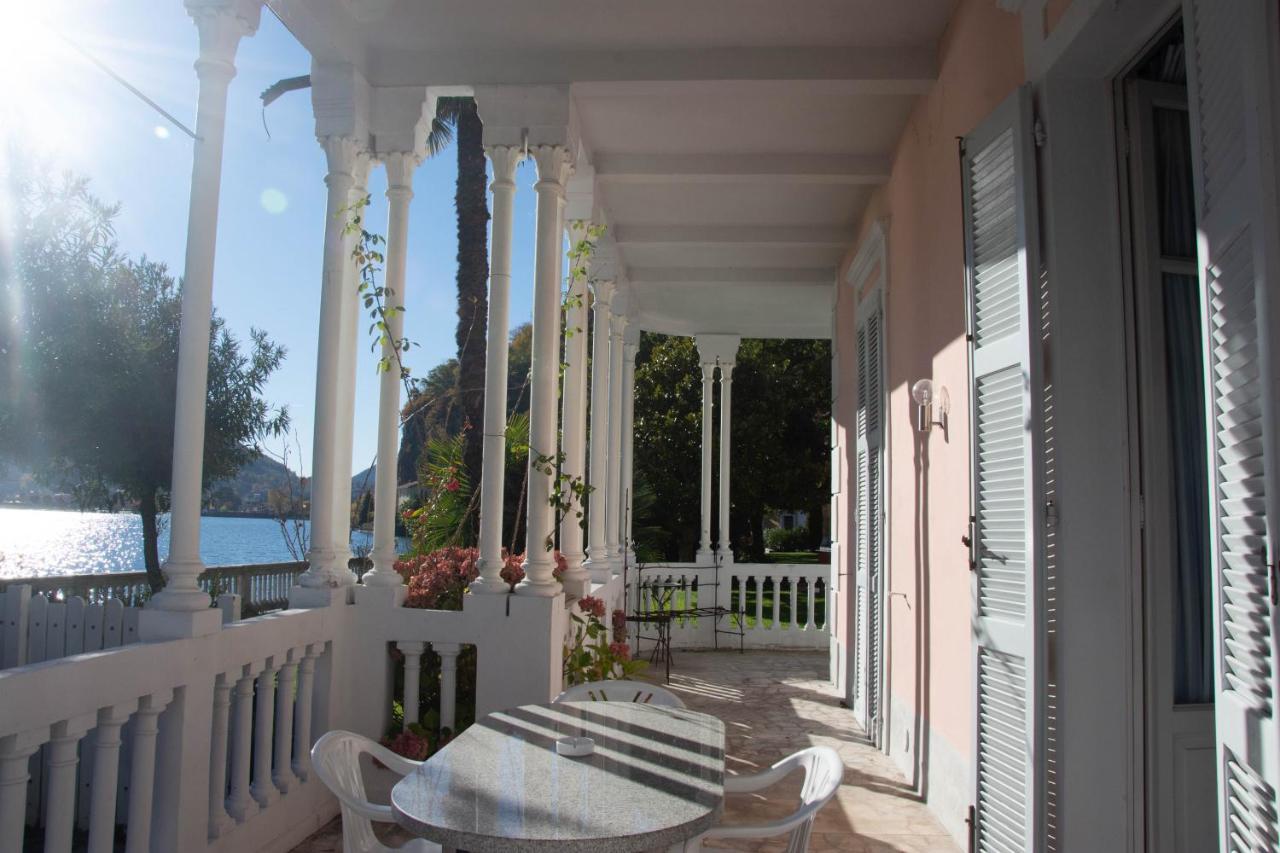 Residence Ville Lago Lugano Porto Ceresio Bagian luar foto