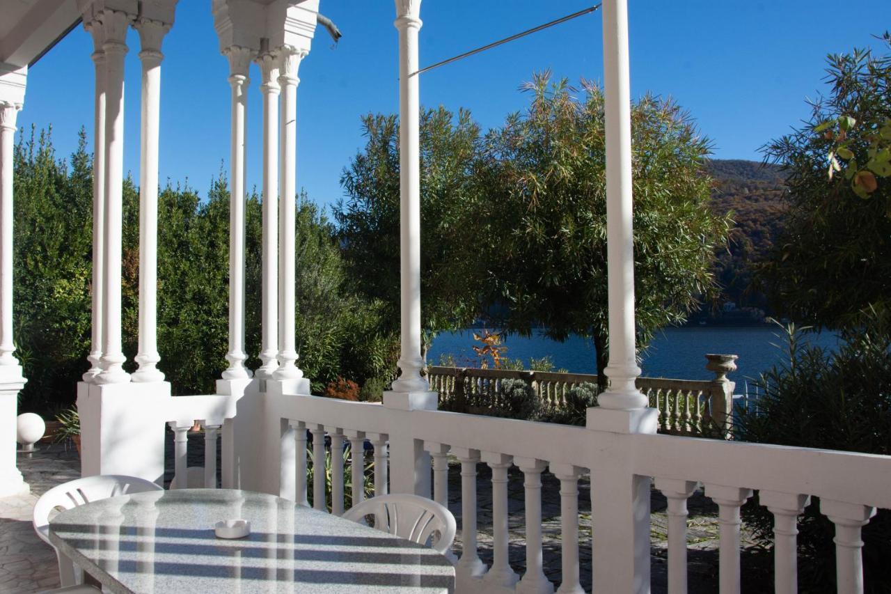 Residence Ville Lago Lugano Porto Ceresio Bagian luar foto